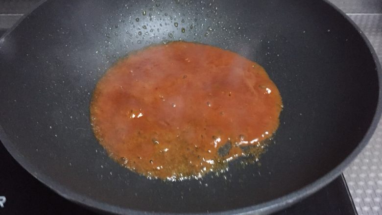 糖醋里脊,锅中留底油,倒入番茄酱汁,稍炒出气泡
