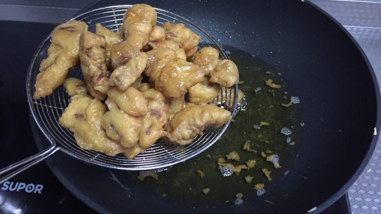 糖醋里脊,炸至表面焦黄色捞出