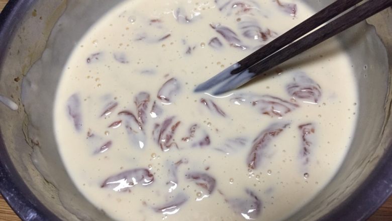 糖醋里脊,将面糊倒入里脊中混合