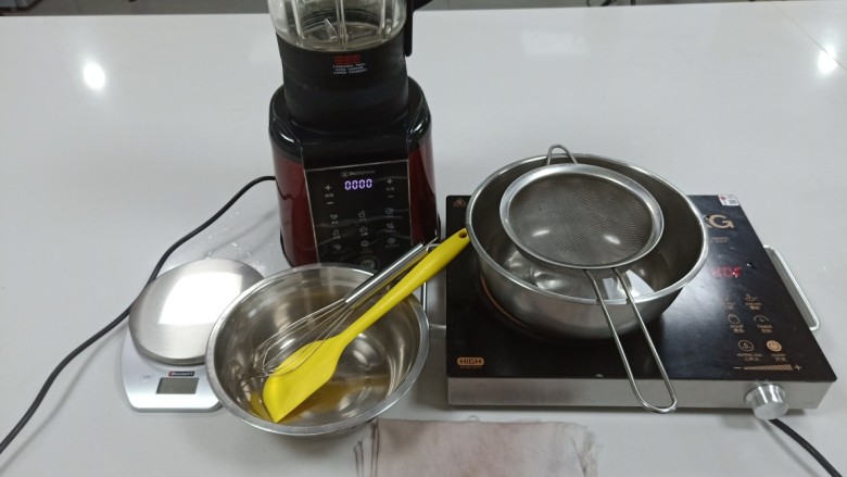 纯天然果蔬色素,准备好需要的工具设备,电磁炉,榨汁机,克称,不锈钢盆,网筛和纱布!