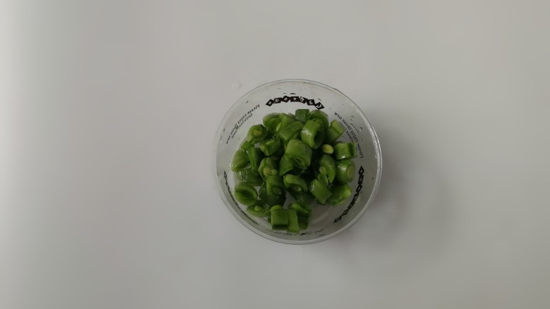 肉沫炒玉米,青甜豆切小段