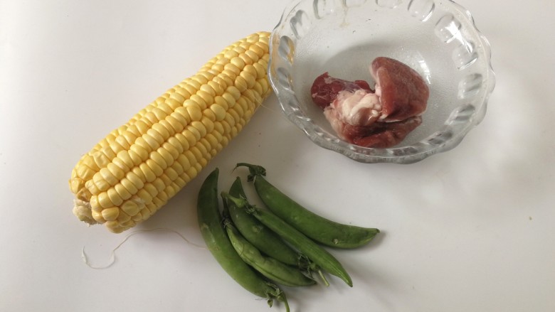 肉沫炒玉米,准备好材料