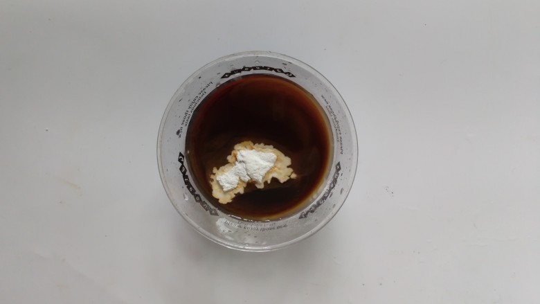 肉沫炒玉米,准备一个小碗,放半碗水,加2匙生抽,一勺蚝油,1勺淀粉,调成一碗酱汁备用