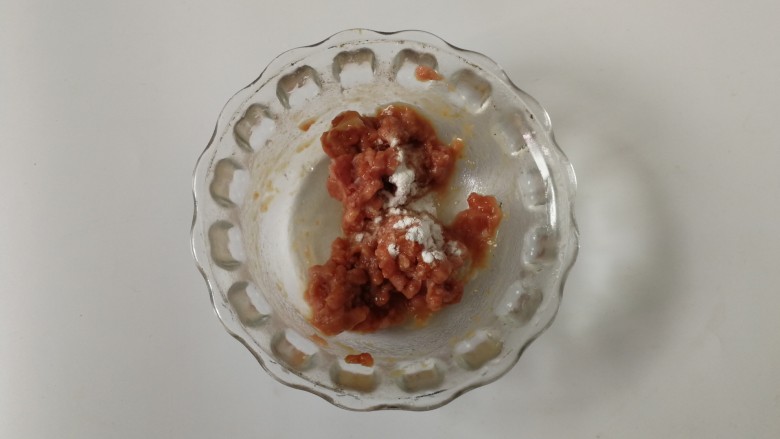 肉沫炒玉米,加少许<a style='color:red;display:inline-block;' href='/shicai/ 10588'>糖</a>,<a style='color:red;display:inline-block;' href='/shicai/ 718'>料酒</a>,<a style='color:red;display:inline-block;' href='/shicai/ 692'>酱油</a>搅拌均匀后,加入少许淀粉和水拌匀,腌制片刻