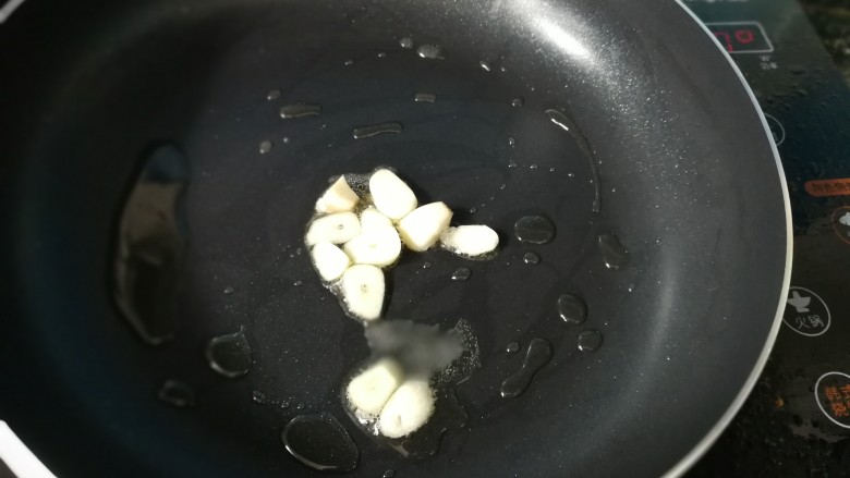 肉沫炒玉米,热油锅,放入大蒜爆香