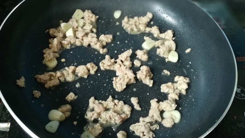 肉沫炒玉米,加入肉沫,滑炒至肉沫颜色变白