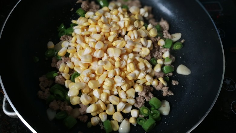 肉沫炒玉米,加入玉米,大火翻炒均匀