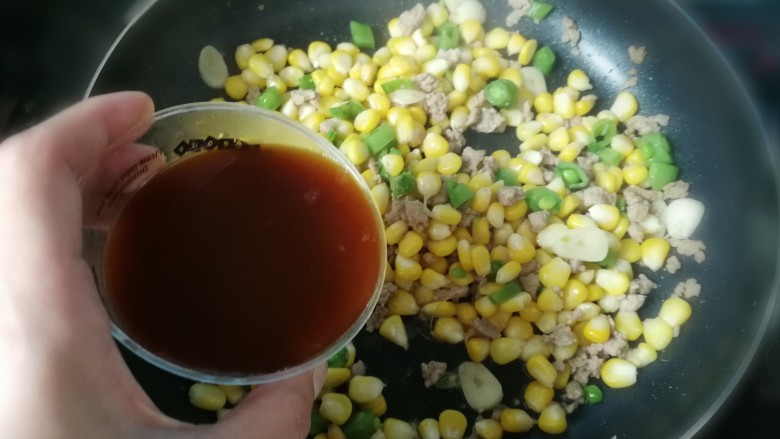 肉沫炒玉米,这时,加入调好的酱汁,中火煮至玉米断生,菜入味