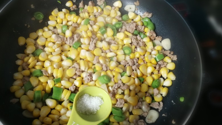 肉沫炒玉米,加入少许盐,炒均