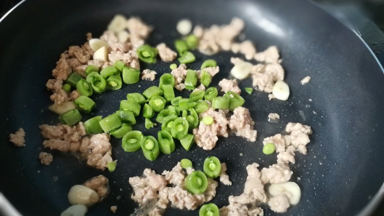肉沫炒玉米,加入甜豆丁,继续炒制