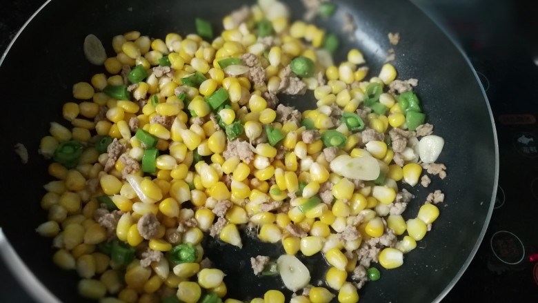 肉沫炒玉米,最后收汁即可~