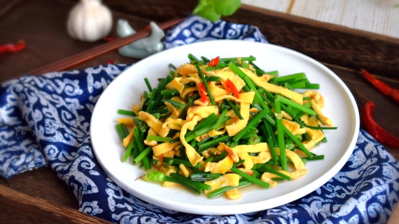韭苔炒鸡蛋,色泽鲜艳,很有食欲。