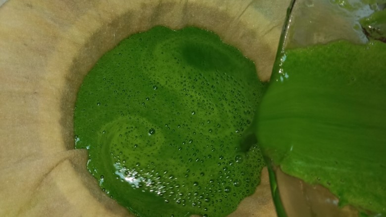 纯天然果蔬色素,倒入滤网
