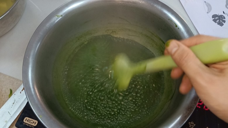 纯天然果蔬色素,煮的过程中要不时的搅拌。避免锅璧烧焦影响味道!