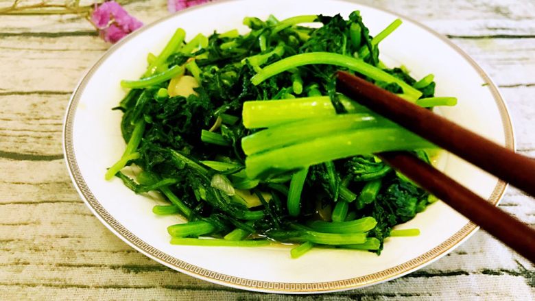 清炒茼蒿,快来尝尝吧,清爽可口味道棒棒哒😋