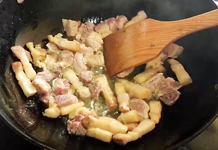 五花肉油焖笋,猪肉切小,炒香,放点姜
