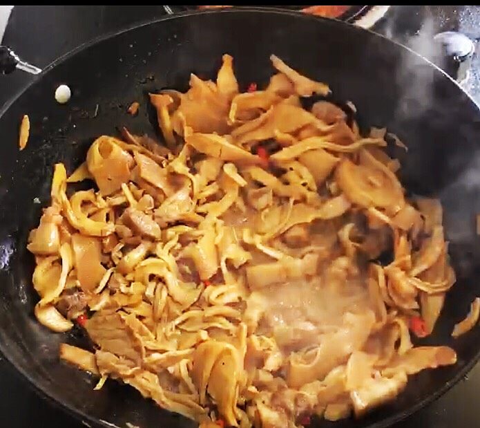 五花肉油焖笋,肉炒香后放笋丝,然后放水小火焖半小时