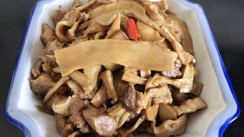 五花肉油焖笋,收汁后可以装盘了,非常美味的