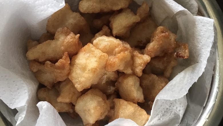 酸酸甜甜沙巴鱼,复炸后颜色会深一点,捞出放在吸油纸上吸去多余油份