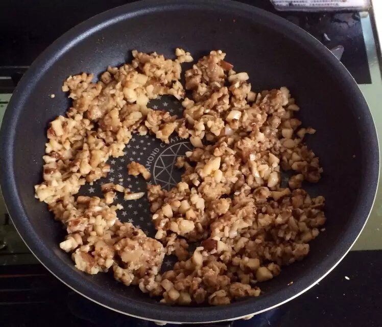 面条煎饼,先将香菇肉沫炒熟。盛出。