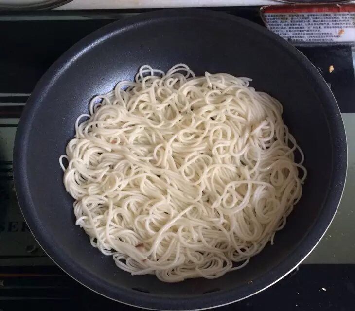 面条煎饼,煎面条。锅里加入少许油，将面条平铺均匀，小火煎，煎至底部微微焦黄，将香菇肉沫平铺面条上。往一边折叠。