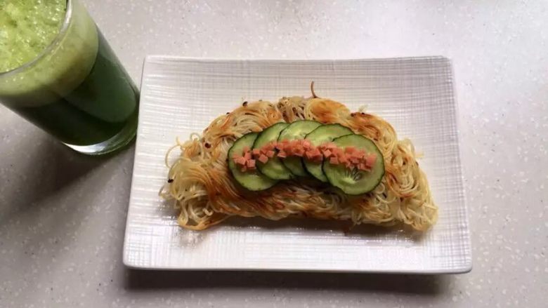 面条煎饼,装盘,做一些装饰。就可以了。