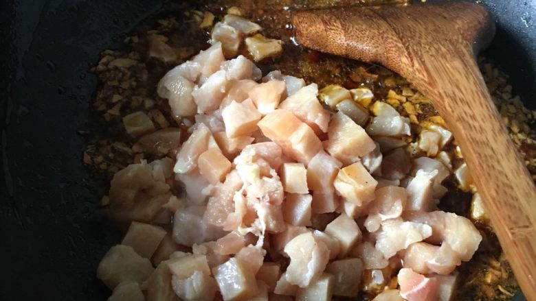 宫保鸡丁,倒入鸡肉丁,开大火翻炒。