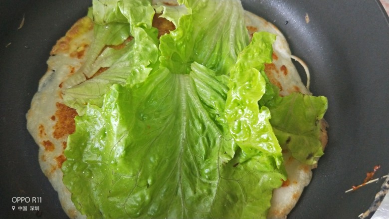 鸡蛋生菜卷饼+水果串+核桃芝麻糊营养早餐,然后放上生菜把饼卷起来就可以了，这会儿饼还很烫，小心烫手