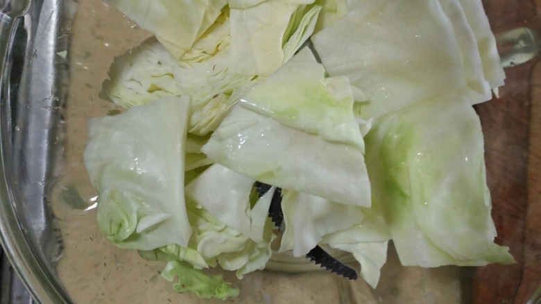 圆白菜粉条包子,<a style='color:red;display:inline-block;' href='/shicai/ 111'>圆白菜</a>切块,放入打馅机