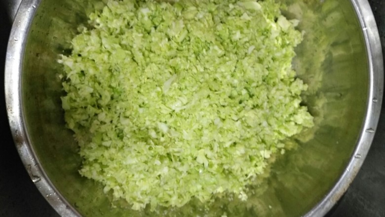 圆白菜粉条包子,都打好,加盐杀出水分