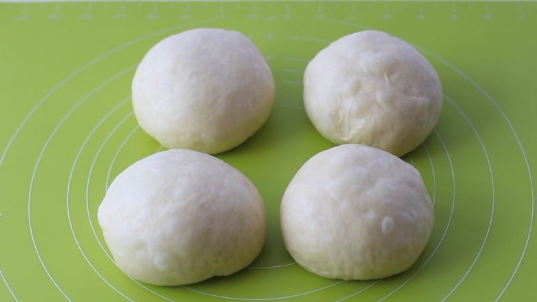 米粥吐司,依次滚圆,盖保鲜膜松弛15分钟