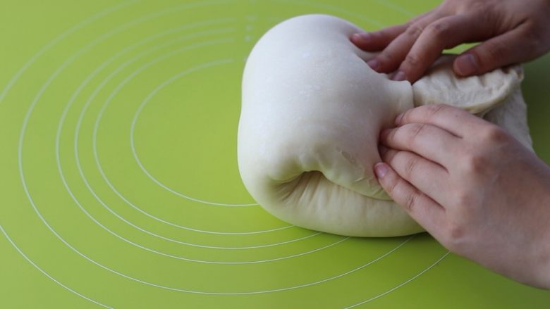 米粥吐司,上边的往下折,再翻转过来