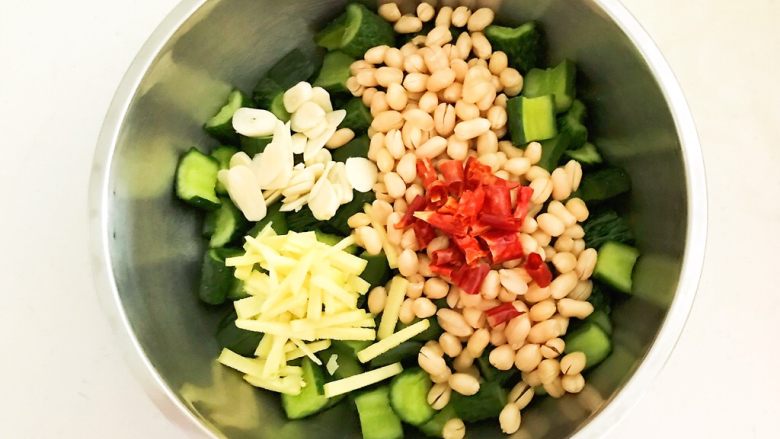 爽口小菜 黄瓜酱豆,加入干红辣椒段