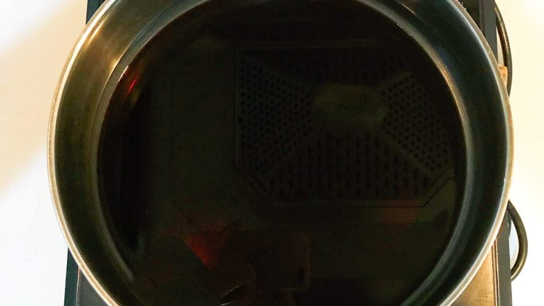 爽口小菜 黄瓜酱豆,锅里加入400ml<a style='color:red;display:inline-block;' href='/shicai/ 788'>生抽</a>