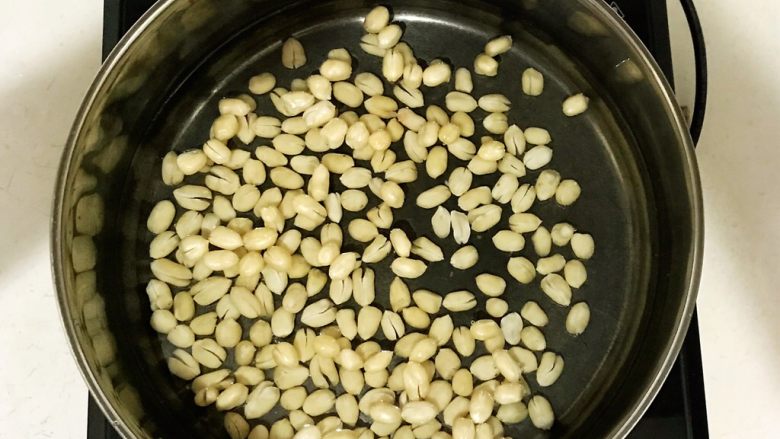 爽口小菜 黄瓜酱豆,锅里加入冷水,加入花生米