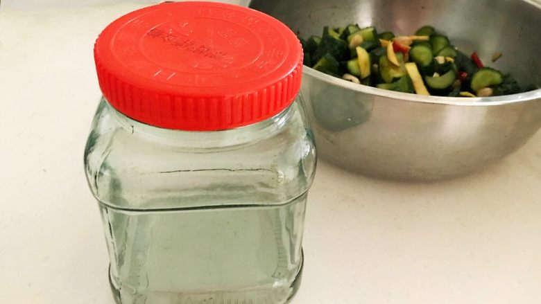 爽口小菜 黄瓜酱豆,取一个玻璃瓶,用开水烫一下,晾干