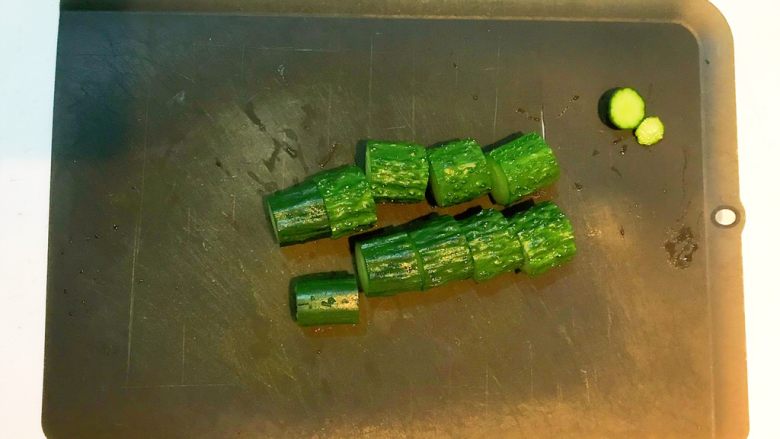 爽口小菜 黄瓜酱豆,把黄瓜切成1寸长的小段