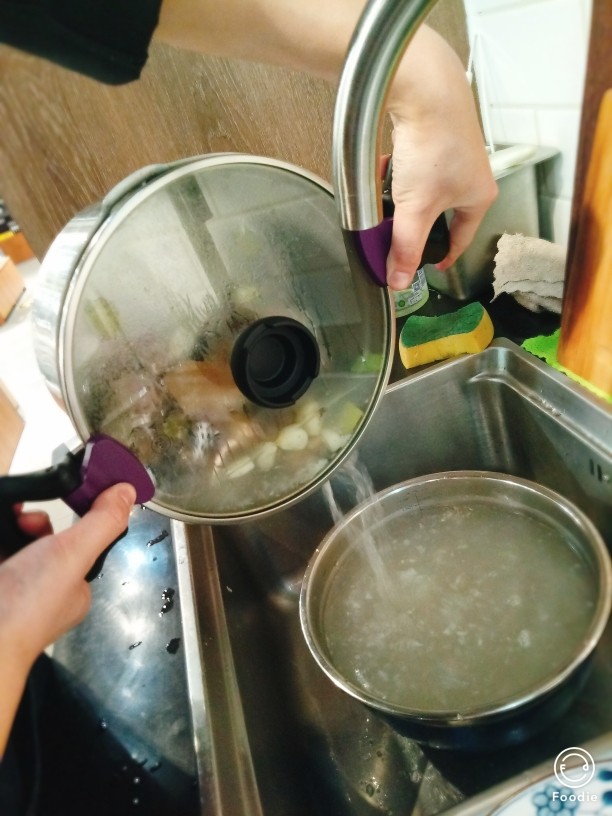 黑豆炖猪蹄,将水倒掉(看到亚伦汤锅的好用之处了吧,锅两边的小耳朵👂一压,直接就可以倒出水了)太方便了,赞赞哒😀