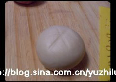 荷花酥,一定要捏紧封口,收口朝下放案板上