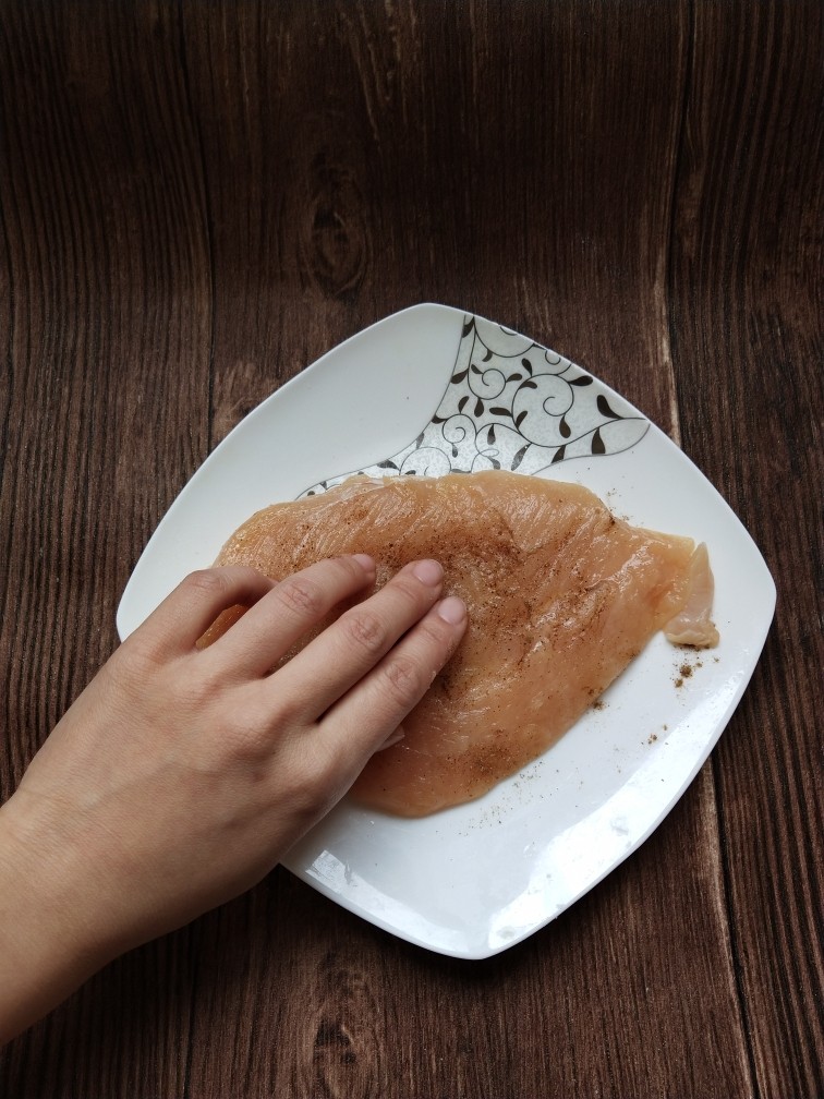 香煎鸡胸肉,用手轻轻揉搓按摩使其更加入味,放一旁备用