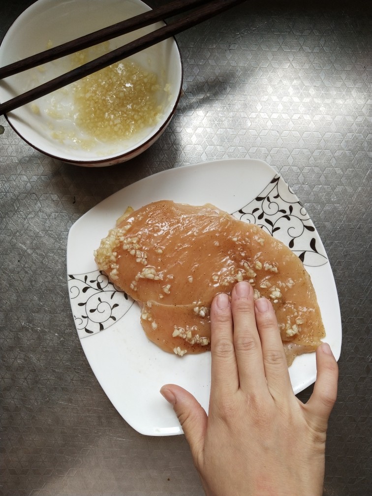 香煎鸡胸肉,均匀的涂抹在鸡肉上，两面都要抹匀，腌制2～6个小时入味