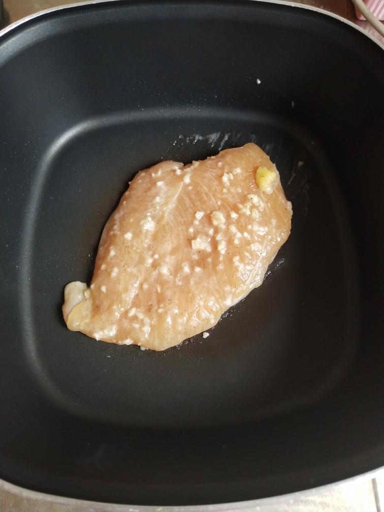 香煎鸡胸肉,不粘锅不用放油,开小火放入鸡肉一面煎5分钟,记得要盖盖子