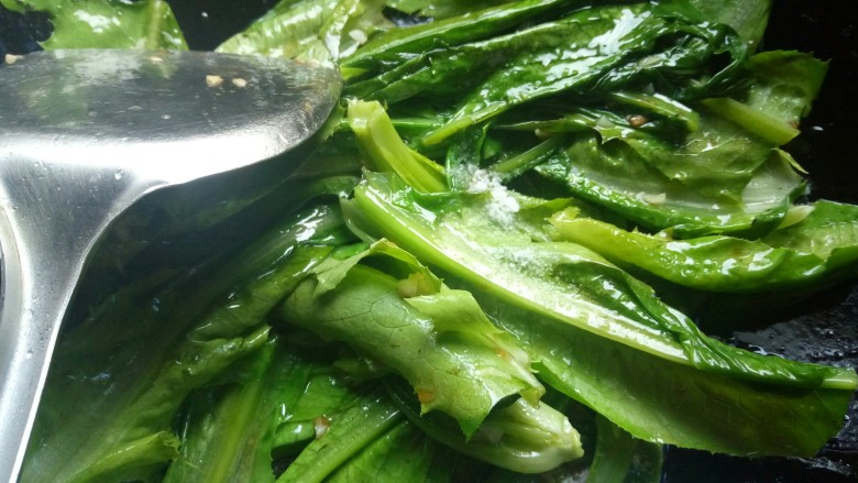 蒜蓉油麦菜,再加入少许的盐,快速翻炒,出锅前撒上些白<a style='color:red;display:inline-block;' href='/shicai/ 10588'>糖</a>提味。