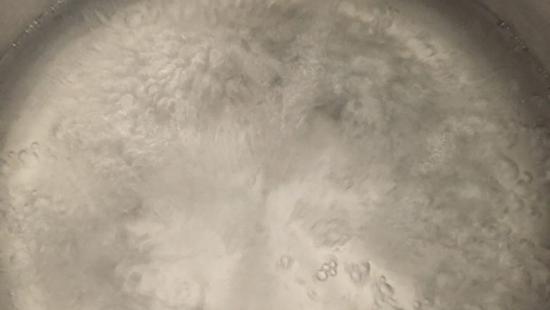 超详细黑芝麻贝果,300g水+40g糖,可以根据自己口味调节,烧开水烫一下发酵好的贝果面团