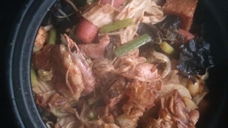 杂蔬干锅,最后放韭菜,炒熟。