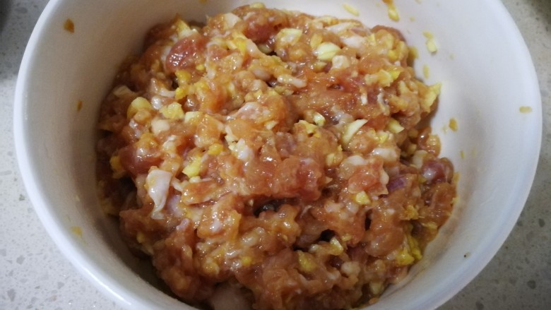 芹菜肉末,蒜末,姜末,放入<a style='color:red;display:inline-block;' href='/shicai/ 442'>肉末</a>中,加半勺蚝油,搅拌均匀备用
