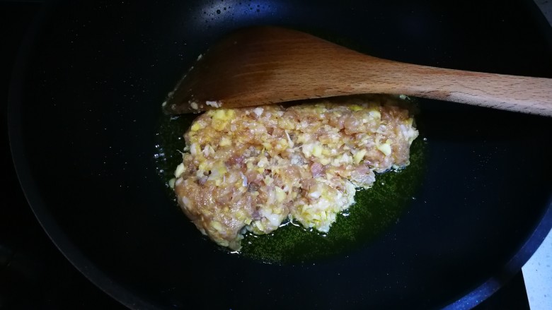 芹菜肉末,油温6成热,放入肉末,锅边淋入一勺料酒