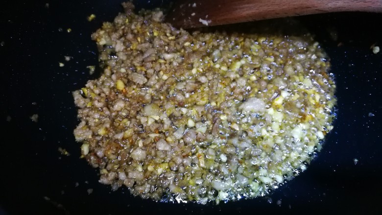 芹菜肉末,炒至蒜末及姜末,金黄色(如图)