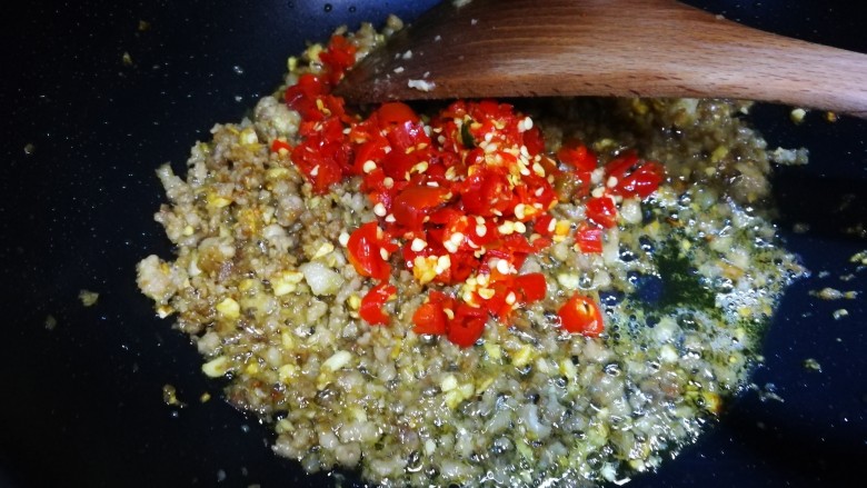 芹菜肉末,再放入泡椒,炒出香味