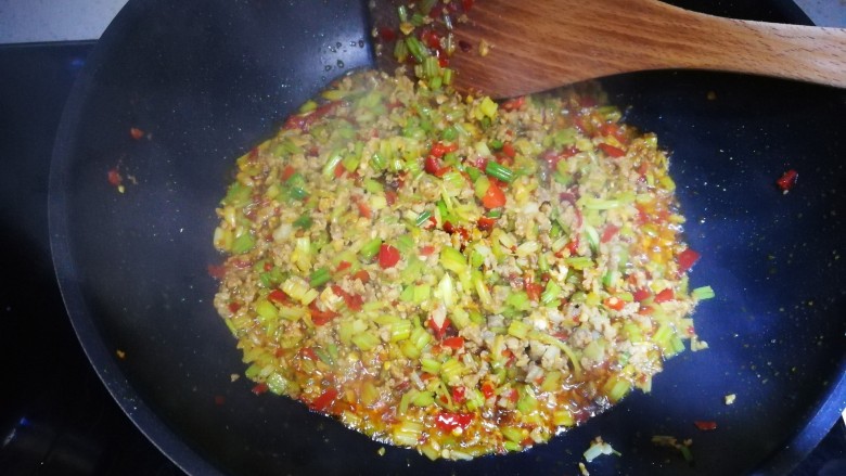芹菜肉末,炒至断生后,加入少许酱油,鸡精,盐,糖调味,即可